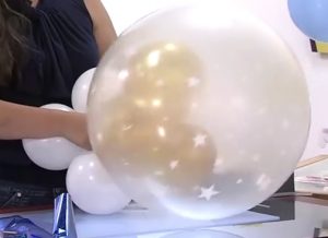 como hacer una piñata de globos 4